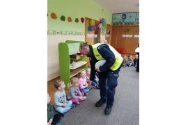 <b>Policjanci tucholskiej drogówki spotkali się z przedszkolakami</b>